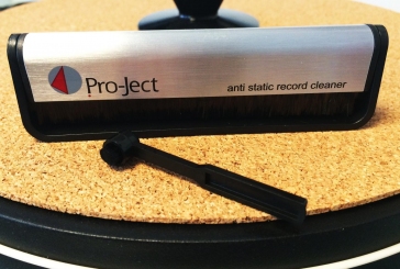 Media Seller® Plattenspieler Tuningkit II besteht aus Pro-Ject Plattenbürste, Pro-Ject Nadelbürste und Media Seller Plattentellerauflage aus Naturkork 